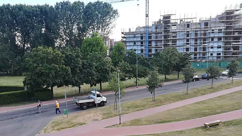 Strada allagata: la polizia locale chiude via Tiziano
