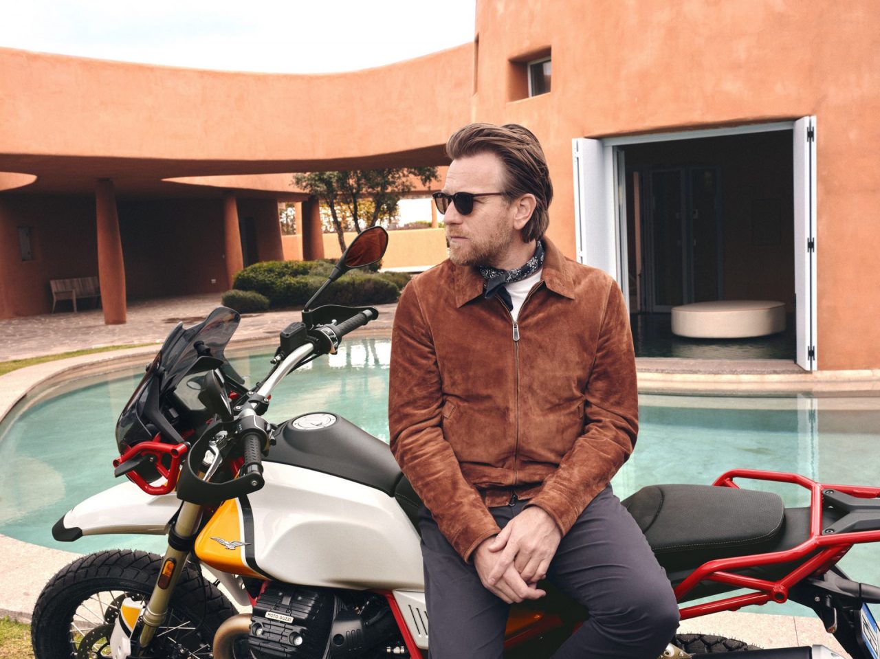 Moto Guzzi V85TT, in sella c’è Ewan McGregor