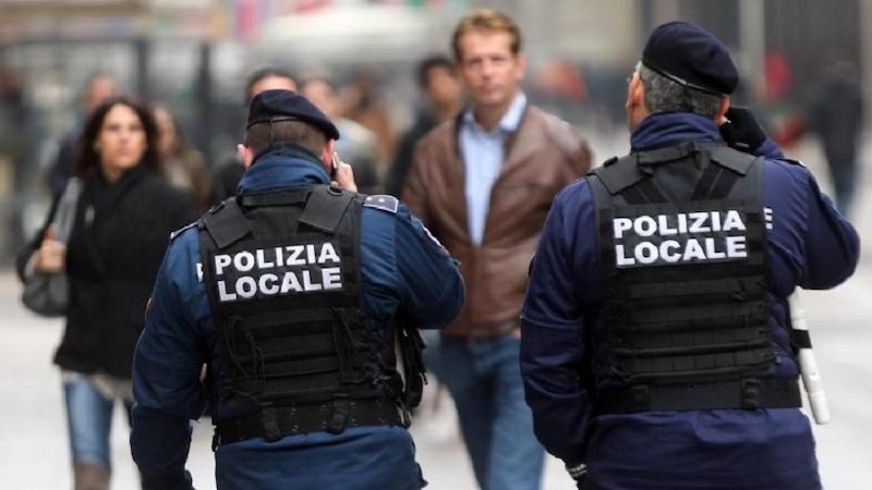 Aggredisce due anziani senza motivo: arrestato dalla polizia