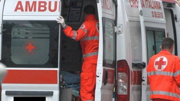 Caduta dalla moto lungo la provinciale: due feriti