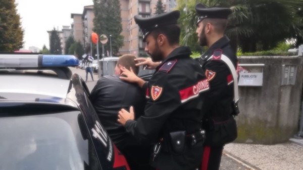Donna aggredita a calci e pugni e rapinata in strada