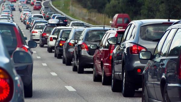 Incidente in tangenziale: due feriti e traffico difficoltoso