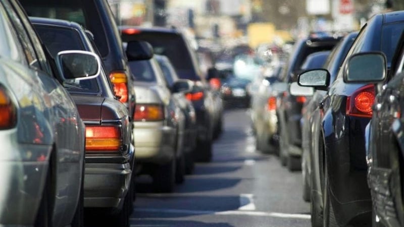 Incidente lungo la tangenziale ovest: due feriti, traffico paralizzato