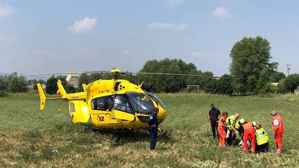Incidente tra auto e moto lungo la sp203: atterra l’elisoccorso