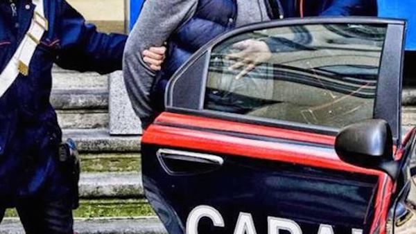 Massacra di botte la moglie davanti ai figli piccoli: arrestato