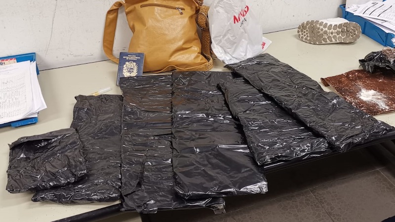 Nasconde cocaina in valigia e ricopre le buste di caffè: arrestata