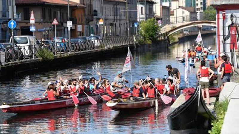 Ecco i volontari che ripuliscono il Naviglio da chi lo avvelena