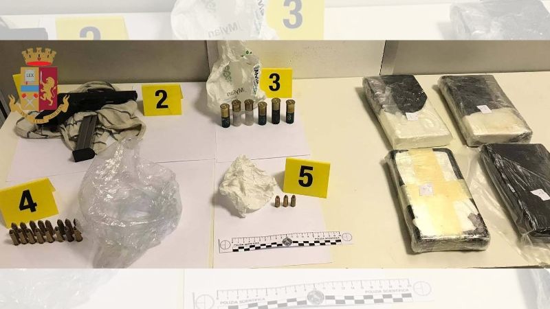 Droga e armi nascoste: arrestati due spacciatori