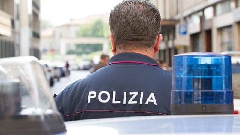 Rapina locale e tenta la fuga: lo ferma la polizia