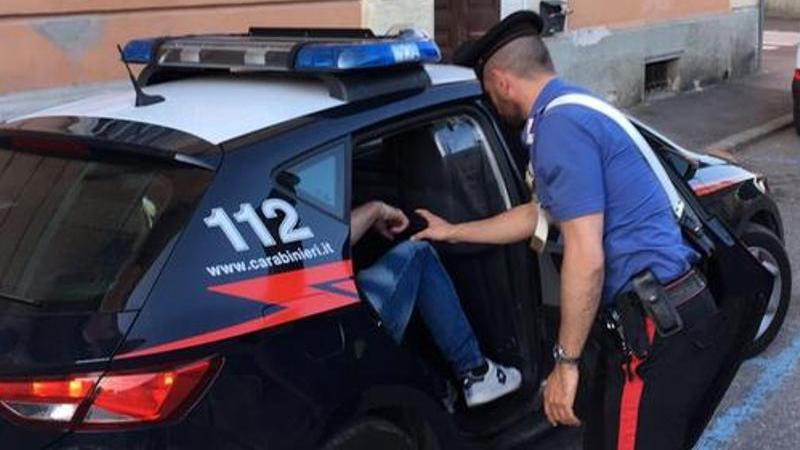 Ruba al centro commerciale e aggredisce i carabinieri: arrestato 17enne