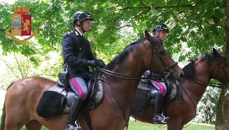I poliziotti a cavallo arrestano uno spacciatore