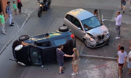 Incidente in via Sant'Adele: auto ribaltata e due feriti