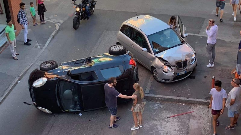 Incidente in via Sant’Adele: auto ribaltata e due feriti