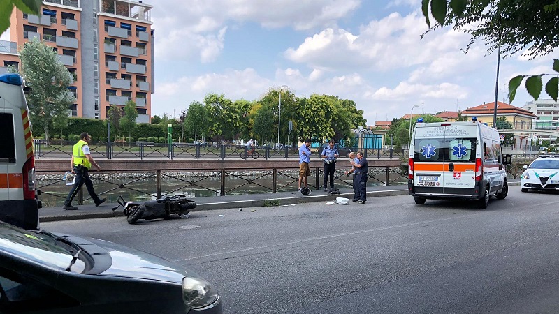 Caduta da moto lungo il Naviglio: due feriti