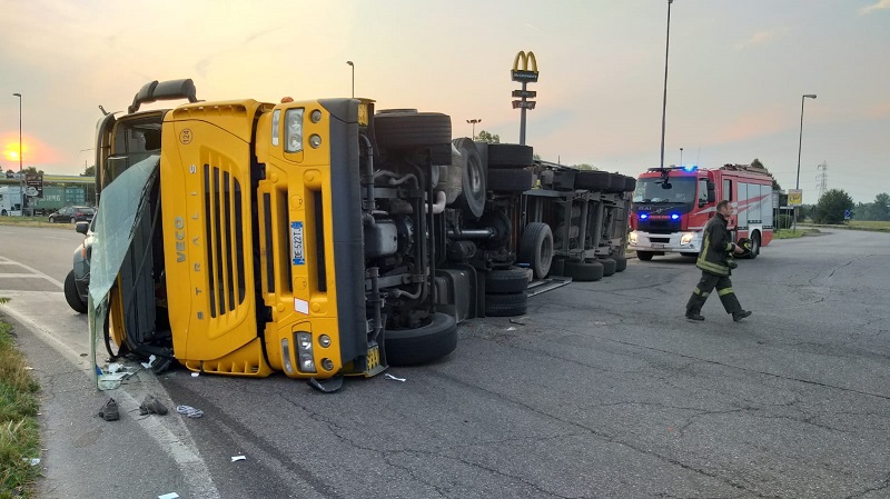 Camion Si Ribalta Lungo La Provinciale: Traffico Paralizzato E Autista ...