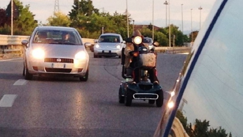 In tangenziale con carrozzina elettrica: 90enne salvato dalla polizia stradale