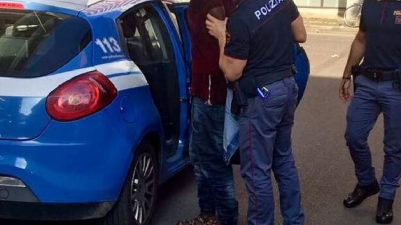 Nasconde la droga nelle mutande e scappa al posto di blocco: arrestato