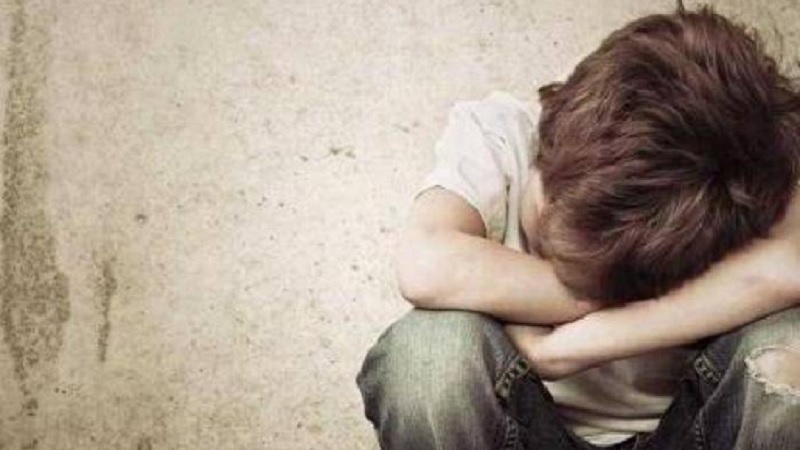 Brucia con il ferro da stiro rovente il figlio per punizione: condannata