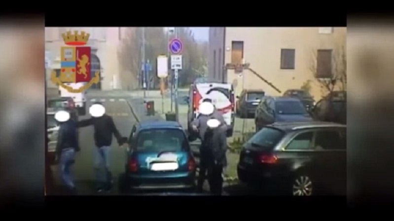 Finti poliziotti in borghese per rapinare le vittime: arrestati