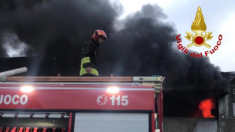 Violento incendio in deposito di rifiuti