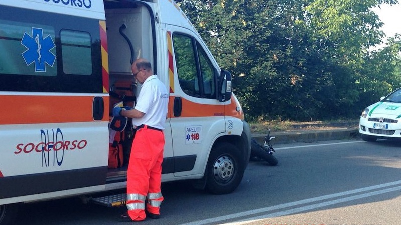 Incidente tra auto e moto: ferito un uomo di 52 anni