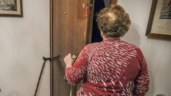 “Il vicino è morto, sto raccogliendo soldi per i fiori”: ecco la truffa