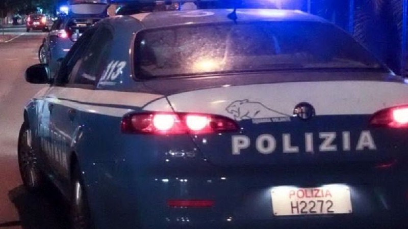 Donna molesta i passanti e distrugge il vetro dell’auto della polizia