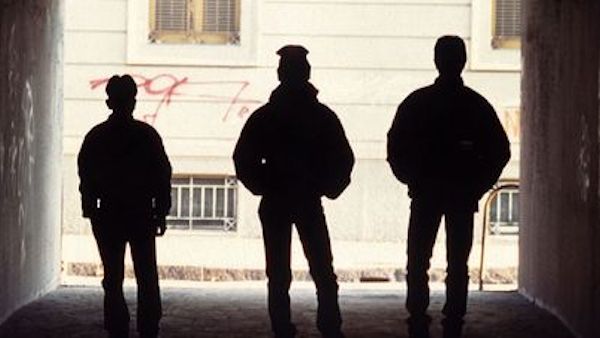 Aggressioni violente ai negozianti e rapine: presa la baby gang