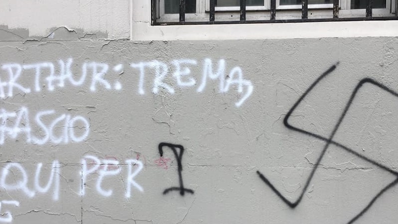 Muri dei licei ricoperti di scritte naziste: indagati tre minori vicini a Forza Nuova