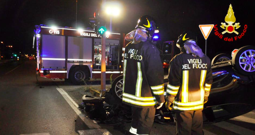 incidente auto persona in bicicletta di notte