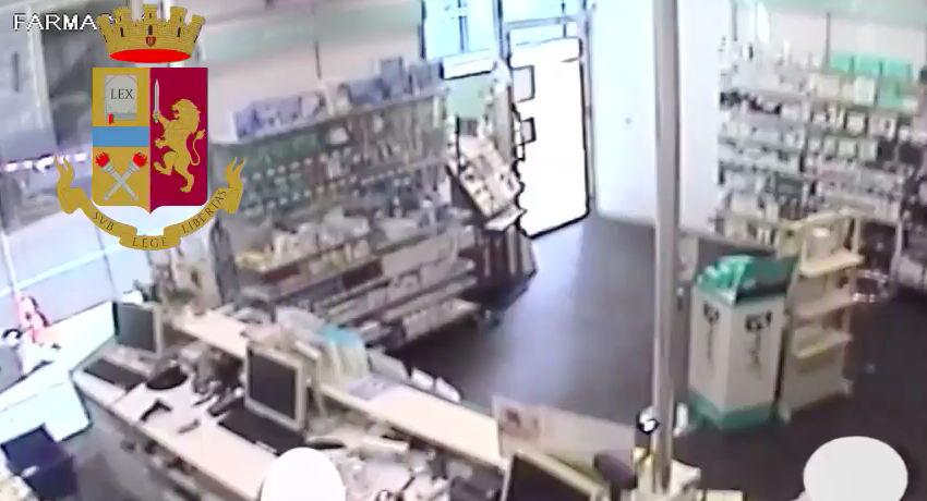 Arrestato dopo aver rapinato una farmacia – VIDEO