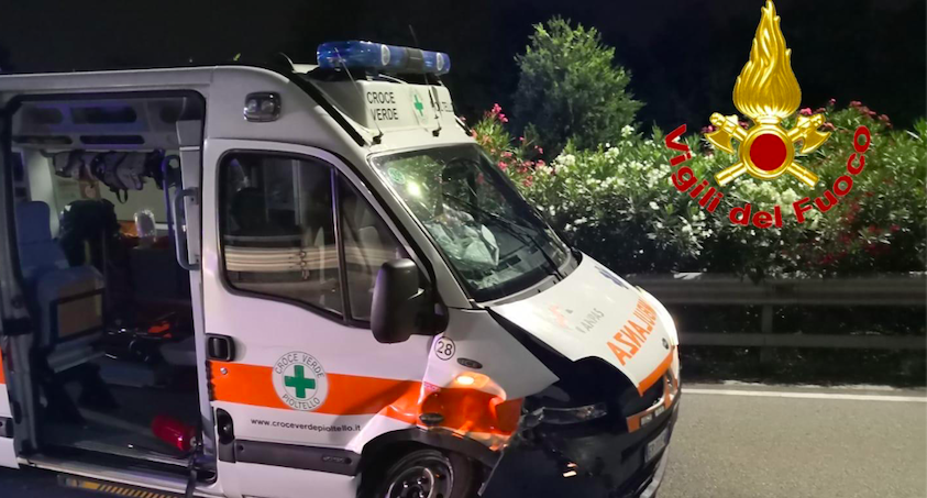 Incidente tra auto e ambulanza con a bordo una donna incinta – FOTO