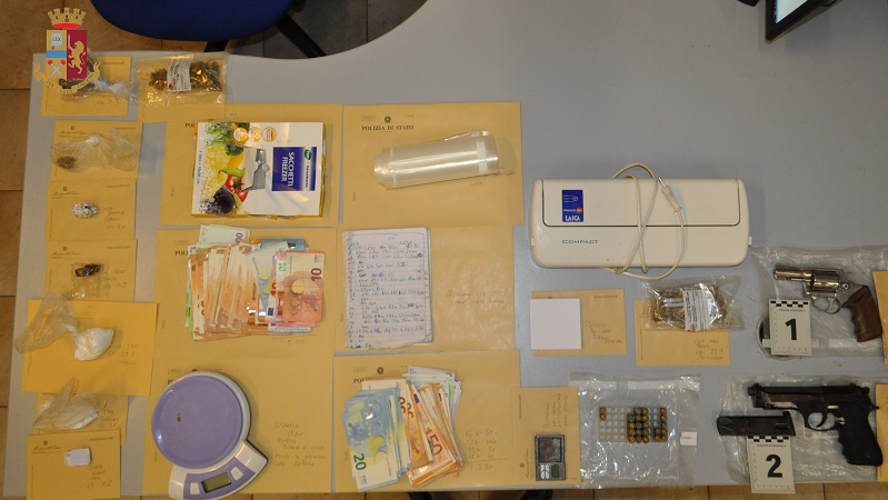 Sorvegliato speciale nascondeva in casa armi e droga