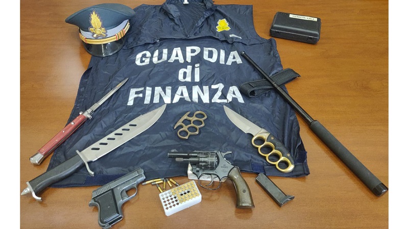 Pistole, proiettili, coltelli: scoperto un arsenale in casa