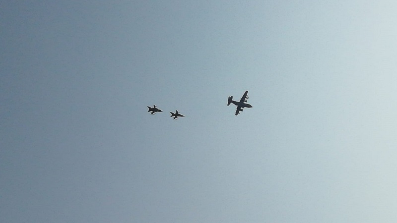 Due caccia dietro un aereo militare sorvolano Milano e hinterland VIDEO