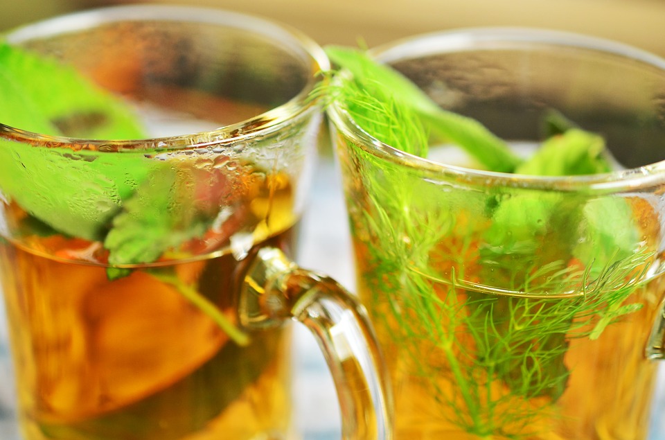 Che cosa bere in estate? Spazio a tè e infusi