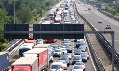 Incidente tra più macchine lungo l'A4, traffico paralizzato