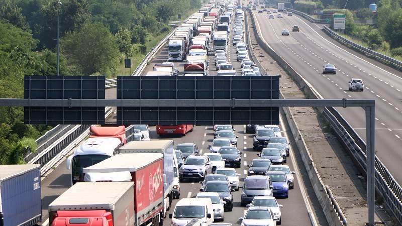Incidente tra più macchine lungo l’A4, traffico paralizzato