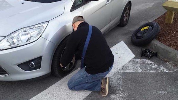 Tentano di rubare le gomme di un’auto: arrestati dalla polizia