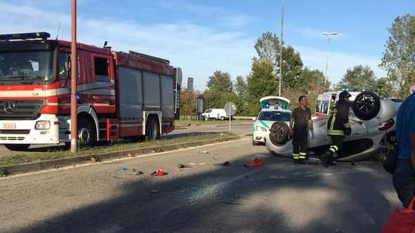 Auto ribaltata in via Leonardo da Vinci: due feriti