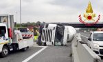 Camion si ribalta sulla A8: autista ferito FOTO