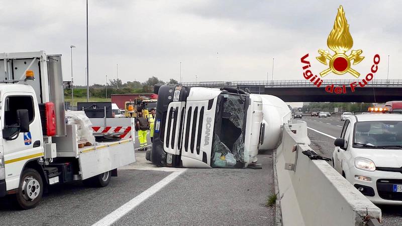 Camion si ribalta sulla A8: autista ferito FOTO