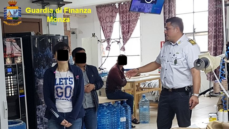 Scoperti lavoratori irregolari in un laboratorio di abbigliamento