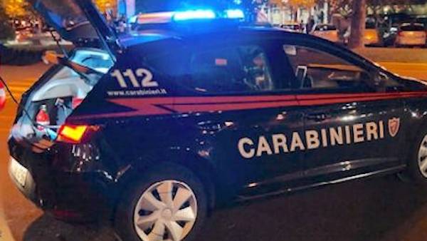 Gettano acido sugli occhi di una donna: caccia ai due responsabili