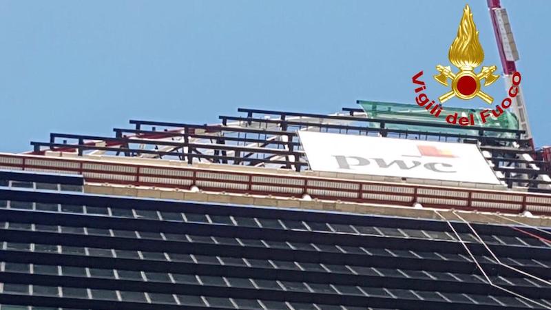 Gru precipita dal grattacielo a City Life: volo di 180 metri FOTO