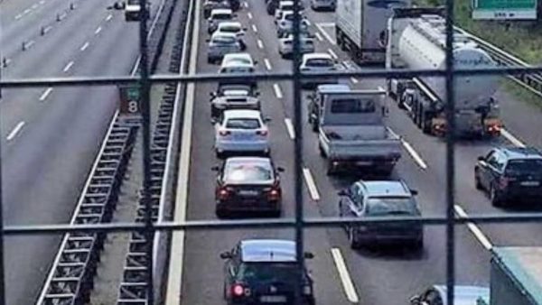 Incidente sulla Tangenziale Ovest: una donna ferita e traffico in tilt