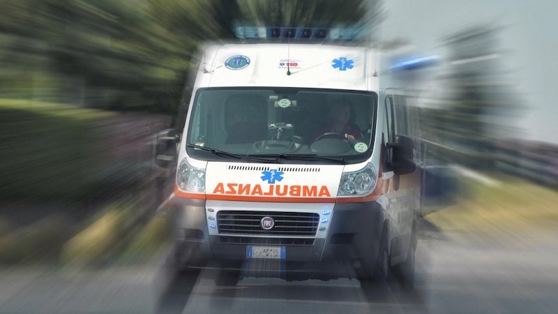 Mamma precipita con la figlia di due anni dall’ottavo piano: donna morta sul colpo