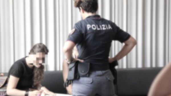 Massacra la compagna, salva grazie al figlio che ha chiamato la polizia