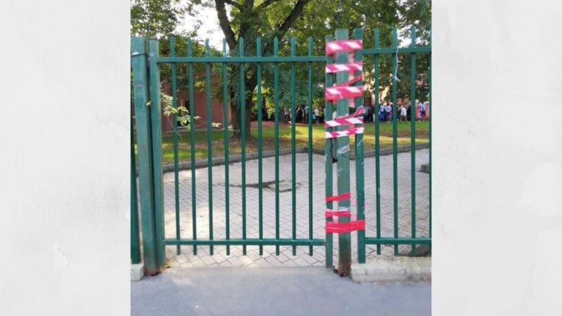 Cancello della scuola rotto da mesi, genitori sul piede di guerra