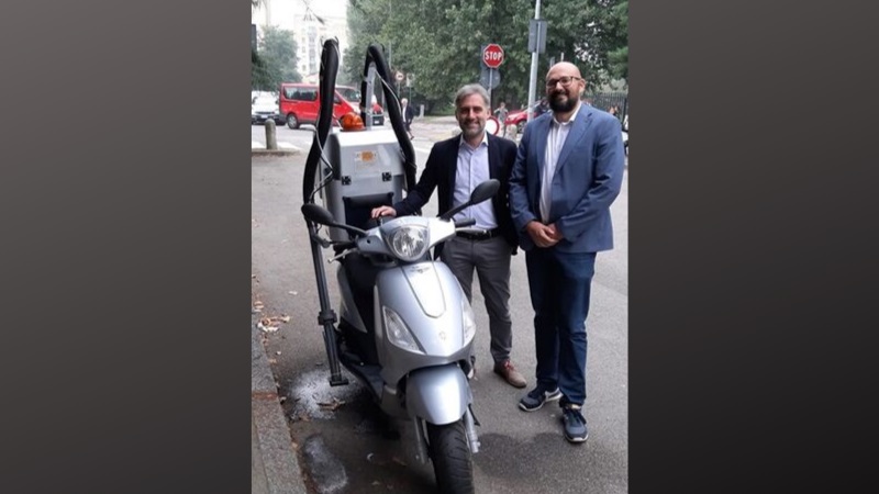 Un nuovo motociclo per raccogliere le deiezioni dei cani in strada FOTO